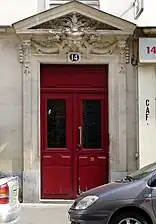 No 14 : porte avec fronton ouvragé.