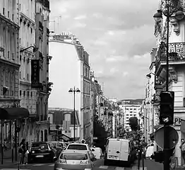 La rue descend vers le boulevard Ornano.