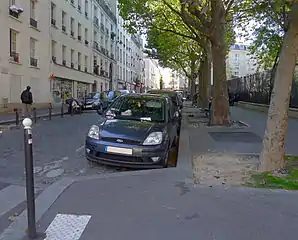 La rue au niveau du square Léon (à droite).