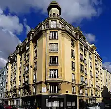 Immeuble Art nouveau à l'angle de la rue Trousseau (architecte Marcel Marchand).