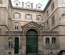 Façade du no 19 (ancien petit séminaire catholique).