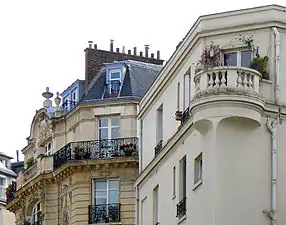 Balcons anciens et modernes (nos 82 et 80).