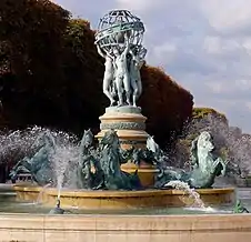 Fontaine des Quatre-Parties-du-Monde vue depuis la place Camille-Jullian.