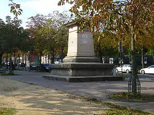 Le socle de la statue fondue d'Arago.