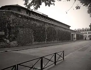 Prison, côté rue Messier.