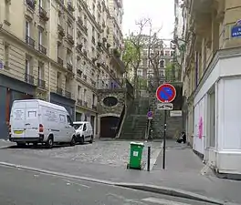 La rue vue depuis la rue Francœur.