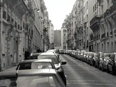 La rue possède de nombreux immeubles post-haussmanniens.