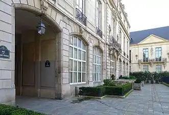 Au fond de l'impasse, une façade de l'hôtel du Grand Veneur.