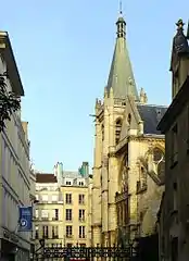 Vue de la rue fermée par une grille.