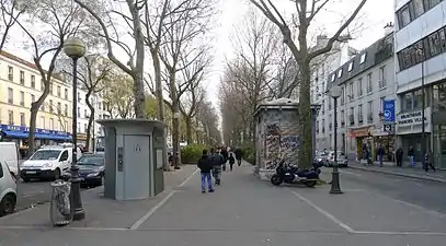 Le boulevard de la Villette à proximité de la place du Colonel-Fabien ; à gauche le 19e et à droite le 10e.