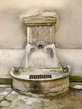 Fontaine murale dans cette même cour.