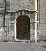 Nos 22-26 : une des entrées du cloître.