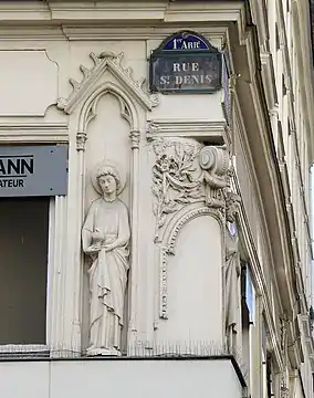 Statue de Saint-Jacques à l’angle de la rue Saint-Denis et de la rue Etienne-Marcel