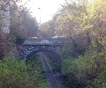 Pont franchissant l'ancienne ligne ferroviaire.