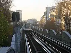 Arrivée d'une rame en provenance de la station Cambronne.