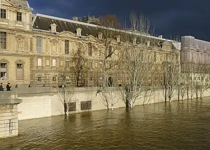 Le quai François-Mitterrand surplombe le port du Louvre et la Seine (crue de janvier 2018).