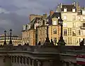 Façades des nos 13 et 15 donnant sur la place du Pont-Neuf, prises du tablier sud du Pont-Neuf en direction du quai des Orfèvres.