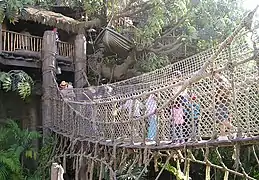 Le pont amenant à Tarzan's Treehouse