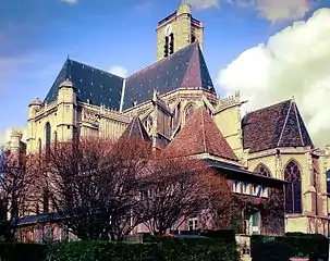 Église Saint-Gervais-Saint-Protais vue du sud-est.