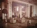 Le hall du salon : les frises du décor rappellent les cèdres du roi Salomon. Années 1930.