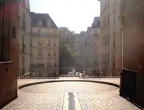 La place Benjamin-Fondane constitue l'extrémité de la rue.