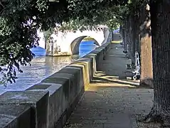 Quai de Béthune entre le pont de Sully et le pont de la Tournelle en arrière-plan (Paris 4e).