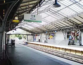 Vue des quais de la station, en direction de Nation.