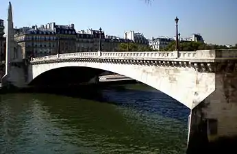 Le pont de la Tournelle, vu depuis l'île Saint-Louis en direction de la rive gauche.