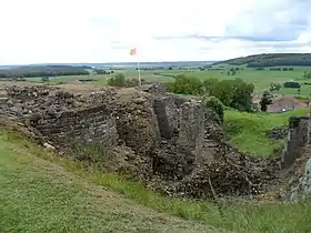 Vestiges du château (pont levis ouest).