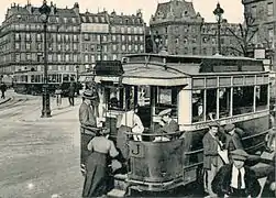 Autobus à plate-forme de la ligne J, place Saint-Michel.