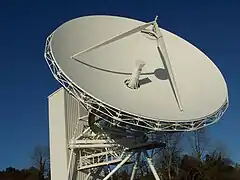 PB5, cette antenne pouvait émettre sur 2 polarisations différentes en faisant pivoter son réflecteur Cassegrain d'1/4 de tour, manuellement !