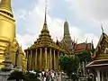 De gauche à droite, le Phra Si Rattana Chedi, le Phra Mondop et le Prasat Phra Thep Bidon.