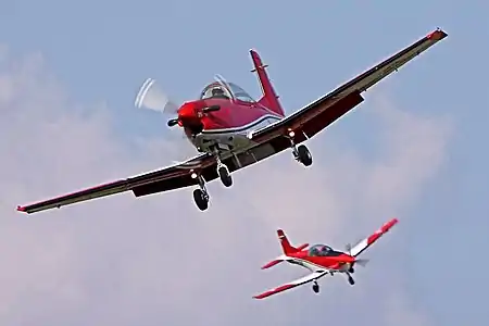 Deux PC-7 du PC-7 Team en phase d’atterrissage au RIAT 2013.