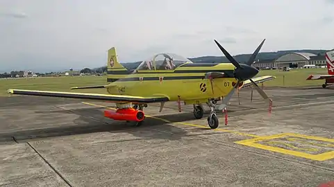 Un Pilatus PC-9 tracteur de cible pour l'entraînement de la DCA, également équipé d'un capteur laser pour la simulation au tir simulation.