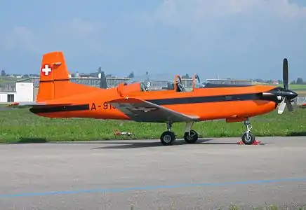 PC-7 des Forces aériennes suisses dans son ancienne livrée orange à la base aérienne de Payerne en 2004.