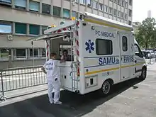 Le poste de régulation avancé avec un médecin et des ARM régulent dès le triage initial l'orientation à l'avant alors que l'arrière continue à être régulé par la salle de régulation du Samu.