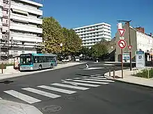 Vue de l'intersection entre le boulevard Charles de Gaulle et l'avenue du Drapeau avec un bus arrêté