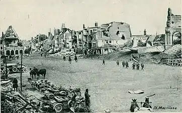 Les ruines de la Grande-Place de Péronne après la Première Guerre mondiale.