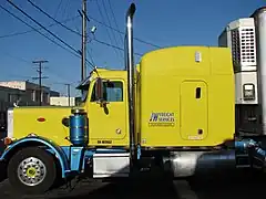 Un tracteur routier Peterbilt, avec un compartiment-couchette et sa porte d'entrée latérale (2007)