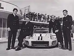 Jean-Michel Giorgi, Jo Schlesser, Guy Ligier, Henri Chemin et la Ford GT40 MkII.