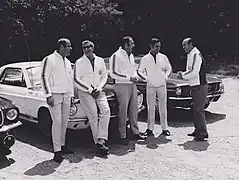 Les Blousons Mustang, Guy Ligier, William Reiber PDG de Ford France, Jo Schlesser, Henri Chemin et Maurice Trintignant.