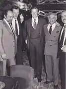 De gauche à droite : Norbert Aauerbach, Jacques Hersant, Roger Moore et Henri Chemin.