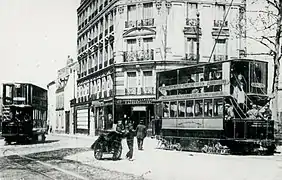 ...et un tramway électrique à impériale, également des TPDS, circulant sur la ligne Place de la République - Gare de l'Est - Cimetière parisien - Quatre Chemins - Aubervilliers.