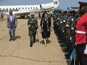 Leila Zerrougui, représentante des Nations unies, est accueillie à l'aéroport de Kananga en 2020.