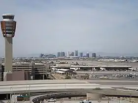 Vue de l'aéroport avec le centre-ville de Phoenix en arrière-plan.