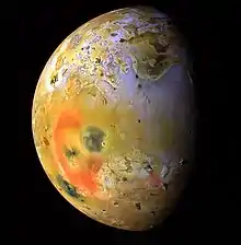 La lune apparaît orangée. On observe le cercle entourant le volcan Pélé. Cependant un point sombre est apparu sur le cercle et il n'est donc plus complet.