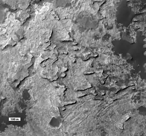 Très visibles, au centre, les mesas entre lesquels le rover se faufile en juillet-août 2016; en haut, le plateau Naukluft; à gauche, les Murray Buttes; à droite, en sombre, les Bagnold Dunes; en bas, la zone vers laquelle s'achemine Curiosity en septembre.