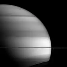 Image en noir et blanc de Saturne. Les bandes sont contrastées en nuances de gris.