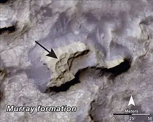Photographié par la sonde MRO, l'un des mesas que Curiosity contourne par l'ouest le 15 août et que l'on retrouve dans le coin supérieur droit de la photo précédente.