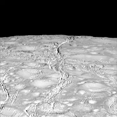 La surface du pôle nord est plus ancienne mais également parcourue par des fissures.